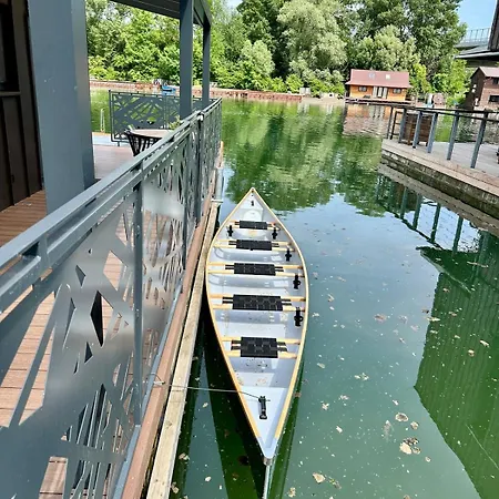 Houseboat With Touch Of Luxury * ברטיסלאבה