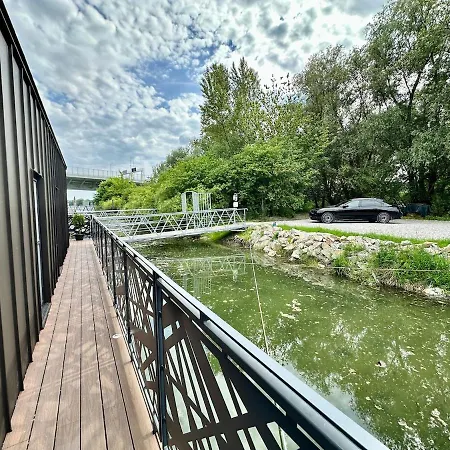 Houseboat With Touch Of Luxury Ferienhaus