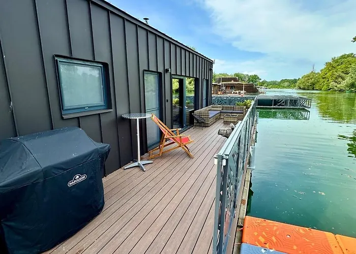 Houseboat With Touch Of Luxury בית נופש ברטיסלאבה