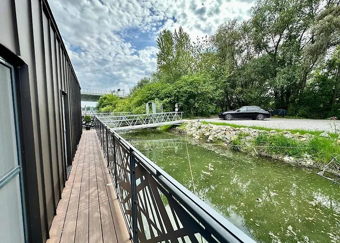 Houseboat With Touch Of Luxury Feriehus