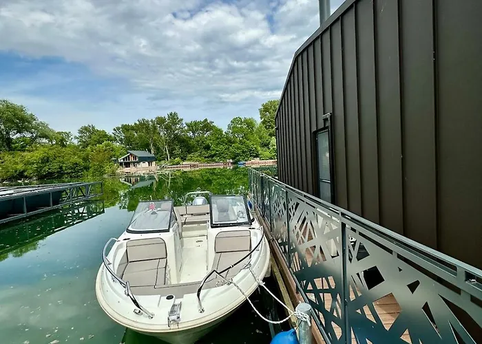 Houseboat With Touch Of Luxury ברטיסלאבה