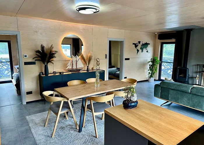 Houseboat With Touch Of Luxury ברטיסלאבה