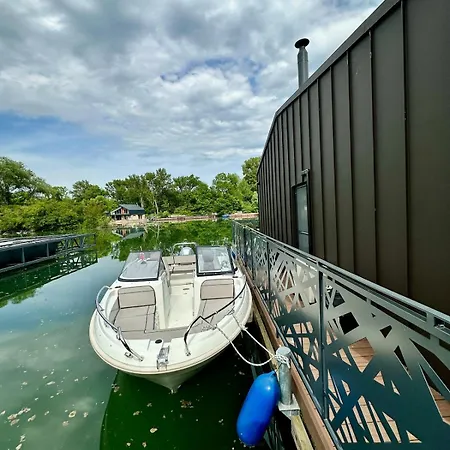 Houseboat With Touch Of Luxury ブラチスラヴァ